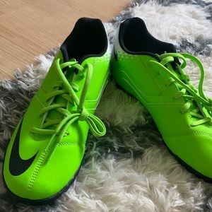Boy’s Nike size 6  Bomba Soccer Sneakers